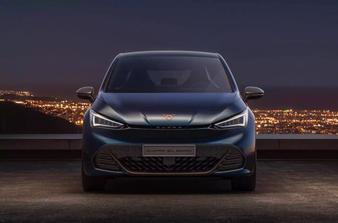 Der Cupra el-Born zeigt eine angriffslustige Front, ganz im Gegensatz zu seinem Zwilling 2021 Cupra el-Born