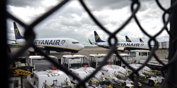 Flieger von Ryanair auf dem Flughafen Manchester Flieger von Ryanair auf dem Flughafen Manchester