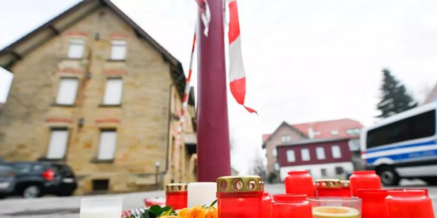 Blumen und Kerzen vor dem Tatort in Rot am See. Foto: Tom Weller/dpa