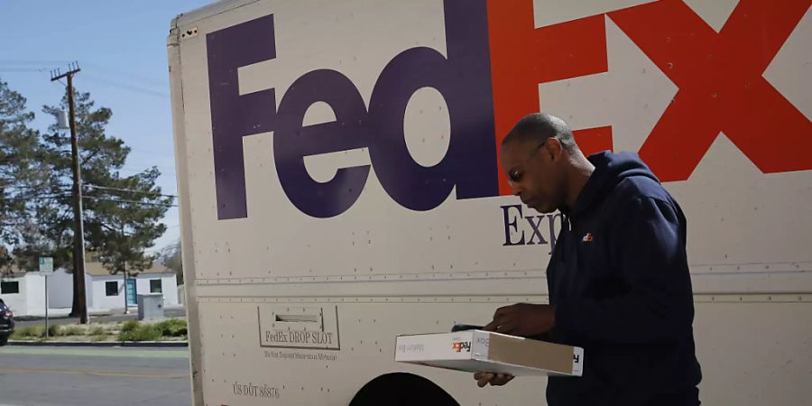 Der US-Logistikdienstleister FedEx hat von vielen Online-Bestellungen während der Coronavirus-Krise profitiert. (Archivbild)