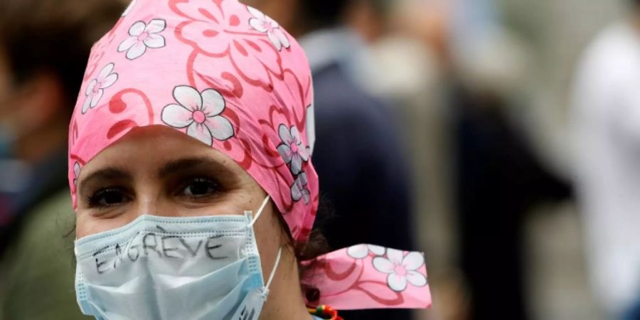 «Im Streik»: Frankreichs Gesundheitspersonal demonstriert für mehr Geld