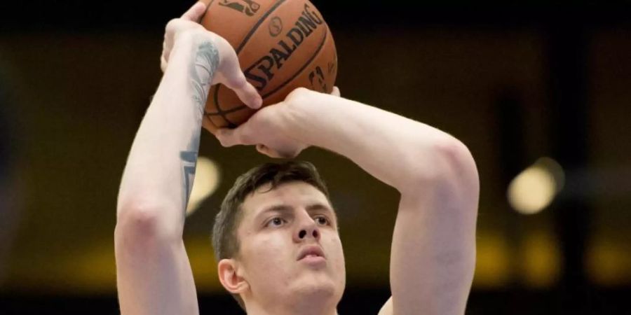 Will weiter für einen Verein in den USA spielen: Isaiah Hartenstein. Foto: Philipp Hülsmann/dpa
