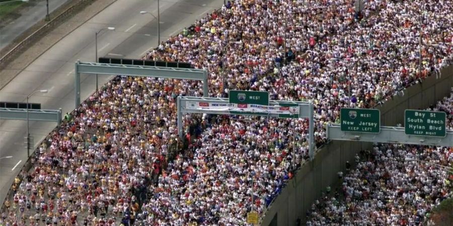 Marathonläufe finden wegen der anhaltenden Coronavirus-Pandemie nicht statt: Den Elite-Athleten fehlen Wettkämpfe und Einkünfte. Foto: Richard Drew/AP/dpa