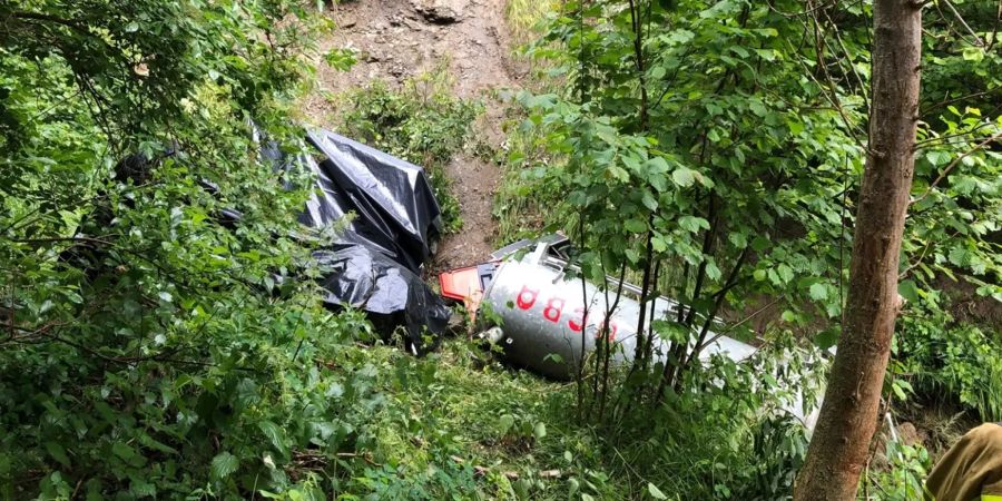 Landwirtschaftliches Fahrzeug rollt führerlos Abhang hinunter