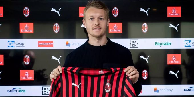 Neuzugang Simon Kjaer hält bei seiner offiziellen Präsentation das Trikot des AC Mailand. AC Mailand Simon Kjær