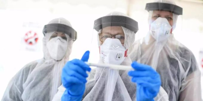 Mitarbeiter vom Gesundheitsamt in Mitte stehen auf dem zentralen Festplatz in der ambulanten Corona-Test-Einrichtung. Foto: Britta Pedersen/dpa-Zentralbild/dpa Mitarbeiter vom Gesundheitsamt in Mitte stehen auf dem zentralen Festplatz in der ambulanten Corona-Test-Einrichtung. Foto: Britta Pedersen/dpa-Zentralbild/dpa