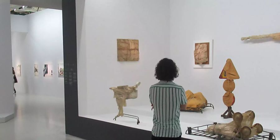 Eine Frau betrachtet Verpackungskunstwerke von Christo im Centre Pompidou in der Ausstellung «Christo und Jeanne-Claude - Paris!» Foto: Sabine Glaubitz/dpa - ACHTUNG: Nur zur redaktionellen Verwendung im Zusammenhang mit einer Berichterstattung über die Ausstellung und nur mit vollständiger Nennung des vorstehenden Credits