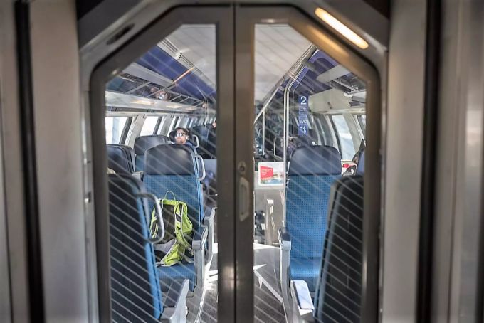 Blick in ein spärlichh besetztes Abteil im Zug von Visp nach Spiez, am Dienstag, 17. März 2020. Bahn Abteil Mindestabstand Coronavirus