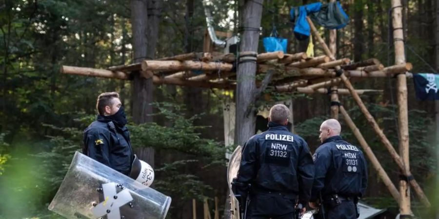 Polizisten im Hambacher Forst vor einer von Umweltaktivisten gebauten Plattform. Foto: Marius Becker/dpa