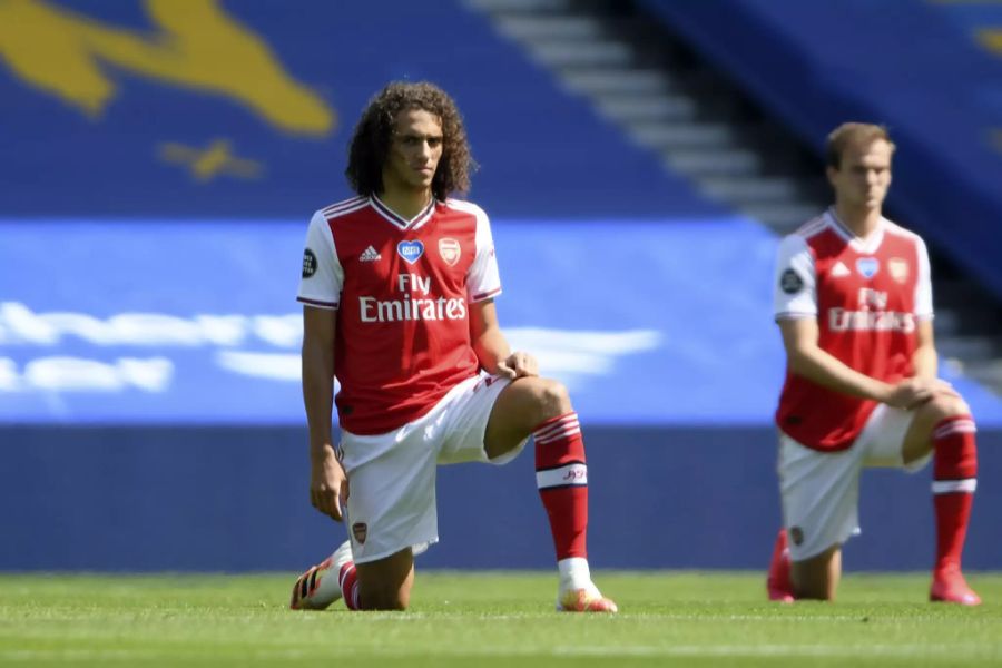 Arsenals Matteo Guendouzi kniet vor der Partie gegen Brighton & Hove Albion aus Solidarität für die Black-Lives-Matter-Bewegung.