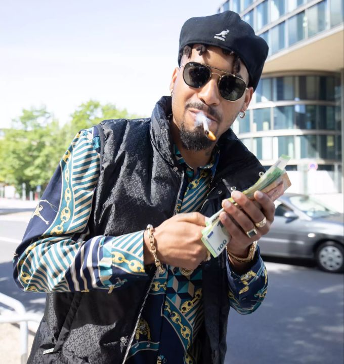 Maxwell K., Musiker und Rapper, raucht nach seinem Prozess vor dem Amtsgericht St.Georg und hält ein Bündel Geldscheine. Der Hamburger Rapper musste sich wegen Kokain und Waffenbesitzes vor dem Amtsgericht St. Georg verantworten. kokain