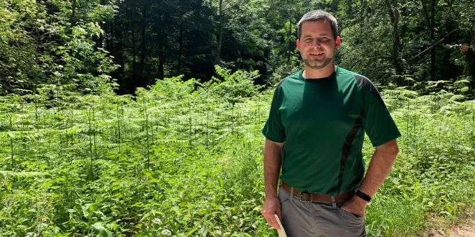 Reto Müller ist 33 Jahre alt und betreut seit sechs Jahren das Forstrevier Oberes Gäu. Im Hintergrund zu sehen: Japanischer Knöterich, welcher sich im Wald angesiedelt hat. Revierförster Müller Kestenholz