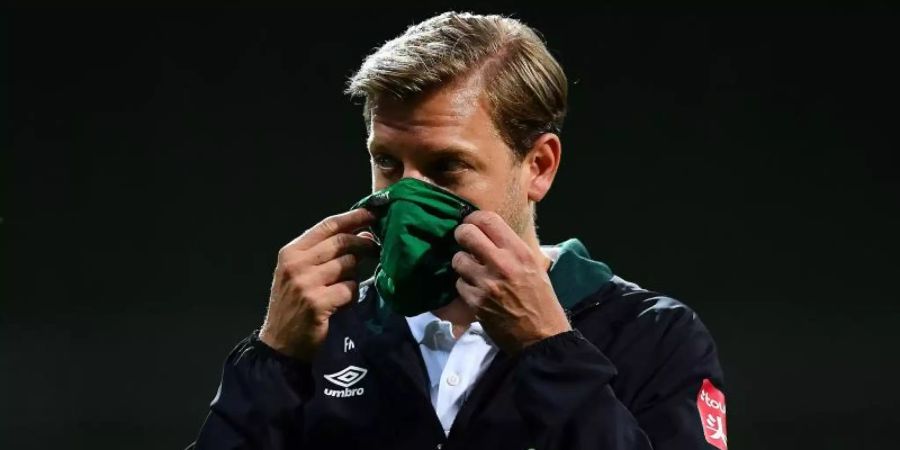 Werder-Trainer Florian Kohfeldt geht nach dem Spiel mit Maske vom Platz. Foto: Stuart Franklin/Getty Images Europe/Pool/dpa