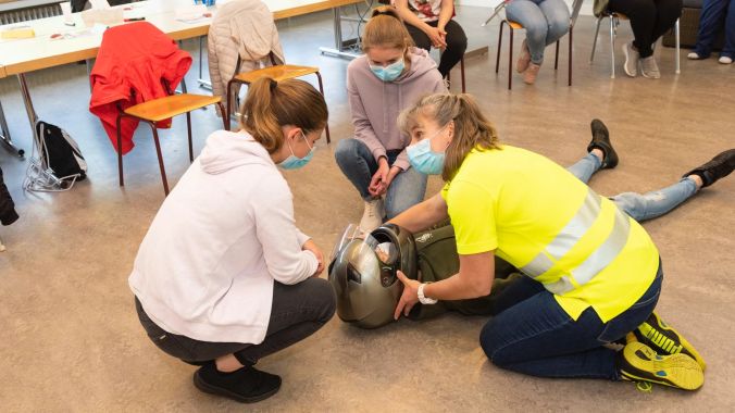 Kusrleiterin Isabella Lisser instruiert Joelle und Jessica, wie's richtig gemacht wird.