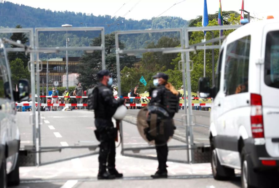 Die Polizei ist bereits vor Ort und versucht die unbewilligte Demonstration aufzulösen.