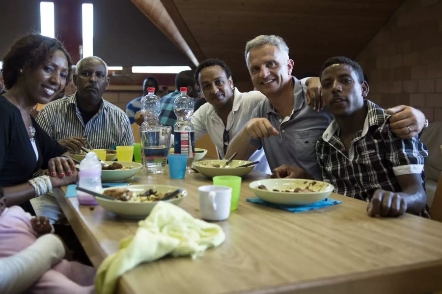 Bundesrat Didier Burkhalter posiert mit Asylsuchenden bei der zweitägigen Bundesratsreise, am Donnerstag, 2. Juli 2015, in der Asylunterkunft in Riggisberg BE.