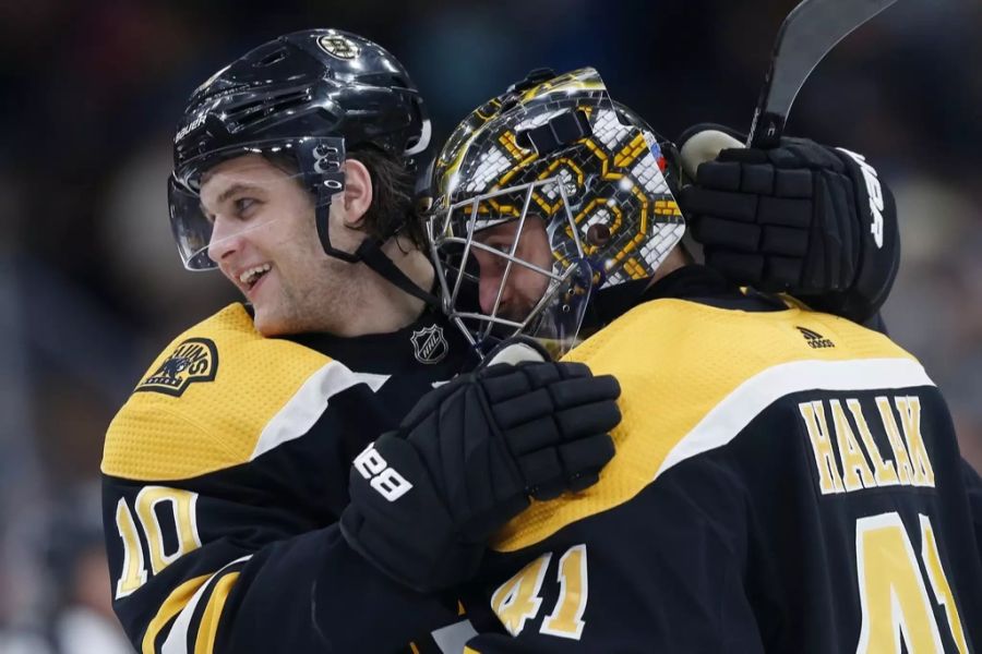 Jaroslav Halak (r.) jubelt mit Teamkollege Anders Bjork.