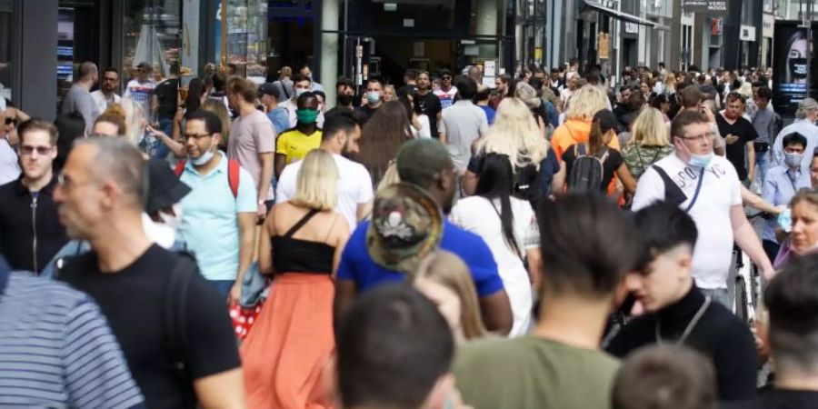 Bei gutem Wetter zum Pfingstwochenende ist die Einkaufsmeile in der Hohen Strasse in der Kölner Innenstadt gut besucht. Foto: Henning Kaiser/dpa