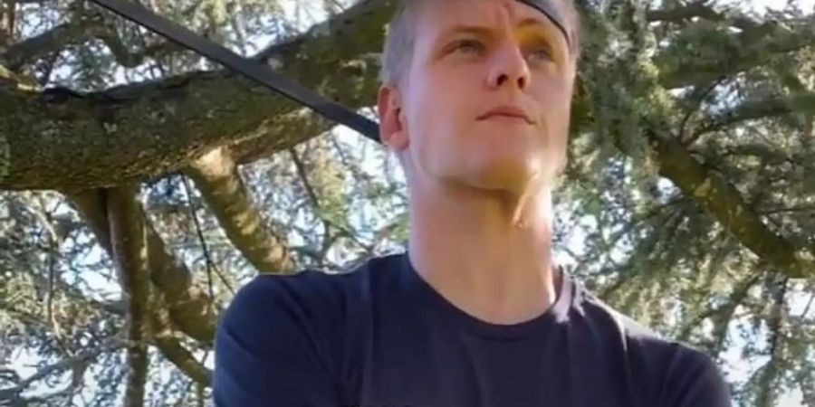 Mick Schumacher beim Workout mit einem Gummiband. Foto: Handout/Management M. Schumacher/dpa