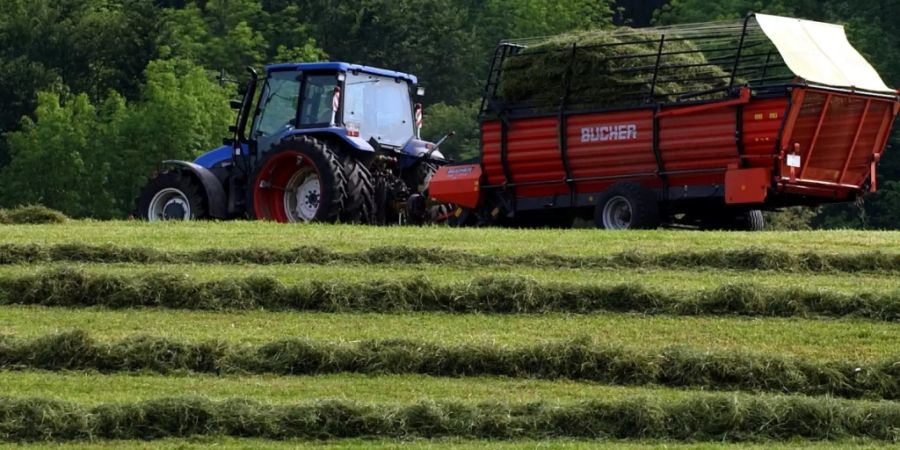 Im waadtländischen Noville kam es am Samstagabend zu einem tödlichen Unfall mit einem Traktor. (Symbolbild)