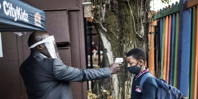 Temperaturmessung bei einem Schüler in Johannesburg Temperaturmessung bei einem Schüler in Johannesburg