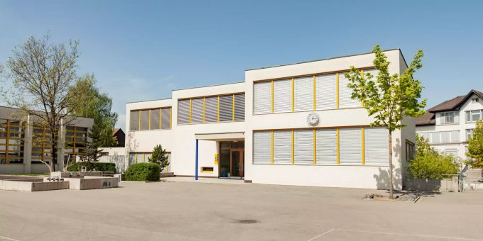 Das Schulhaus Mettlen in Opfikon. Das Schulhaus Mettlen in Opfikon.
