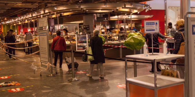 Anstehen vor dem Migros Take Away im Glattzentrum