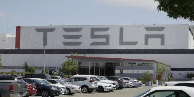 Fahrzeuge auf dem Parkplatz des Autowerks von Tesla im kalifornischen Fremont. Tesla Parkplatz Fremont