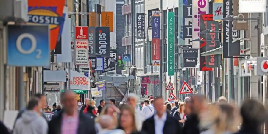 Zahlreiche Menschen gehen über die Einkaufsstrasse Hohe Strasse in Köln. Foto: Oliver Berg/dpa