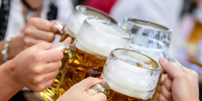 Der Kopf tut weh, die Füsse stinken, höchste Zeit ein Bier zu trinken: Am 24. April wird der «Tag des Biers» gefeiert. (Archivbild) tag des bieres