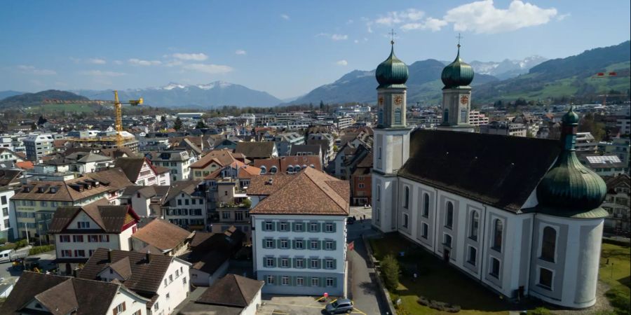 Die Gemeinde Lachen (SZ) mit der Pfarrkirche.