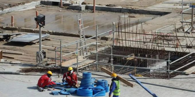 Katar wird immer wieder vorgeworfen, dass dort ausländische Arbeiter ausgebeutet werden: Ein Arbeiter geht über die Baustelle des Al-Bayt-Stadions. Foto: Andreas Gebert/dpa Katar wird immer wieder vorgeworfen, dass dort ausländische Arbeiter ausgebeutet werden: Ein Arbeiter geht über die Baustelle des Al-Bayt-Stadions. Foto: Andreas Gebert/dpa