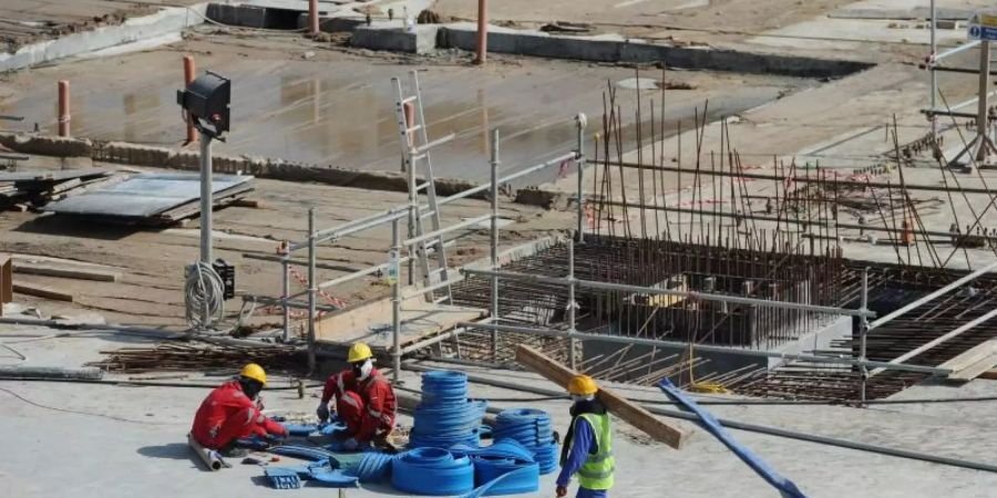 Katar wird immer wieder vorgeworfen, dass dort ausländische Arbeiter ausgebeutet werden: Ein Arbeiter geht über die Baustelle des Al-Bayt-Stadions. Foto: Andreas Gebert/dpa