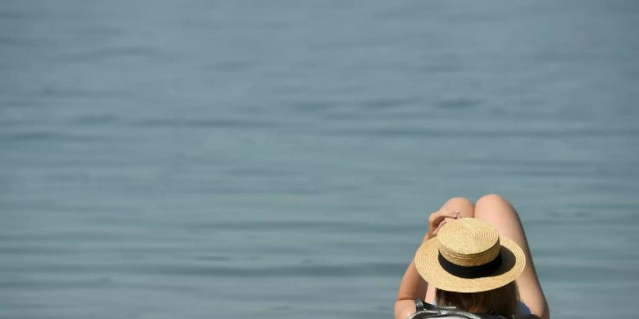 Frau an einem See in Bayern