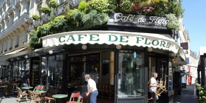 Mitarbeiter des Pariser Café de Flore bereiten die Öffnung vor Mitarbeiter des Pariser Café de Flore bereiten die Öffnung vor