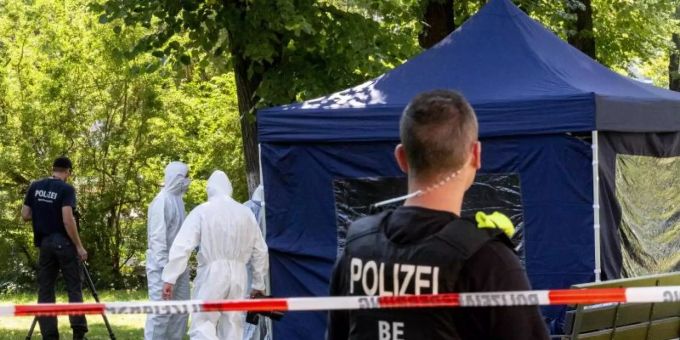Beamte der Spurensicherung arbeiten im August 2019 am Tatort im Kleinen Tiergarten. Foto: Paul Zinken/dpa Beamte der Spurensicherung arbeiten im August 2019 am Tatort im Kleinen Tiergarten. Foto: Paul Zinken/dpa