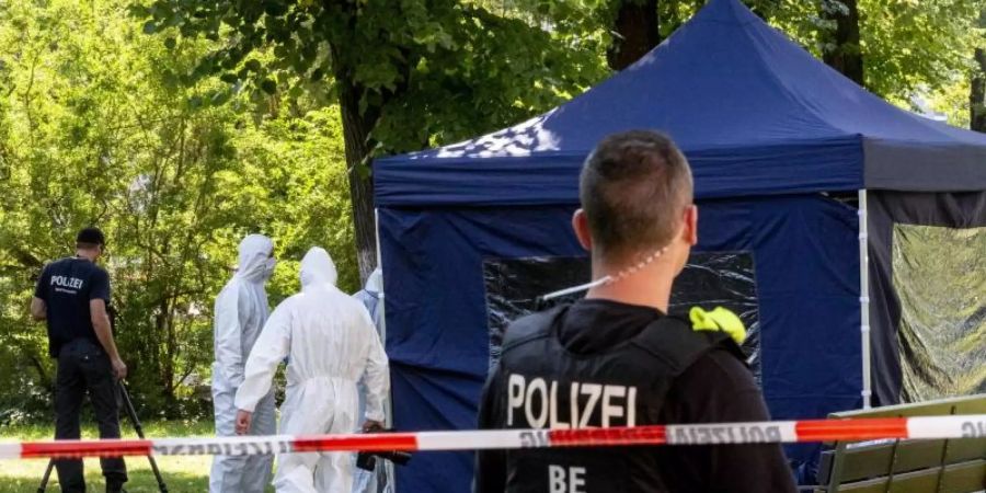 Beamte der Spurensicherung arbeiten im August 2019 am Tatort im Kleinen Tiergarten. Foto: Paul Zinken/dpa