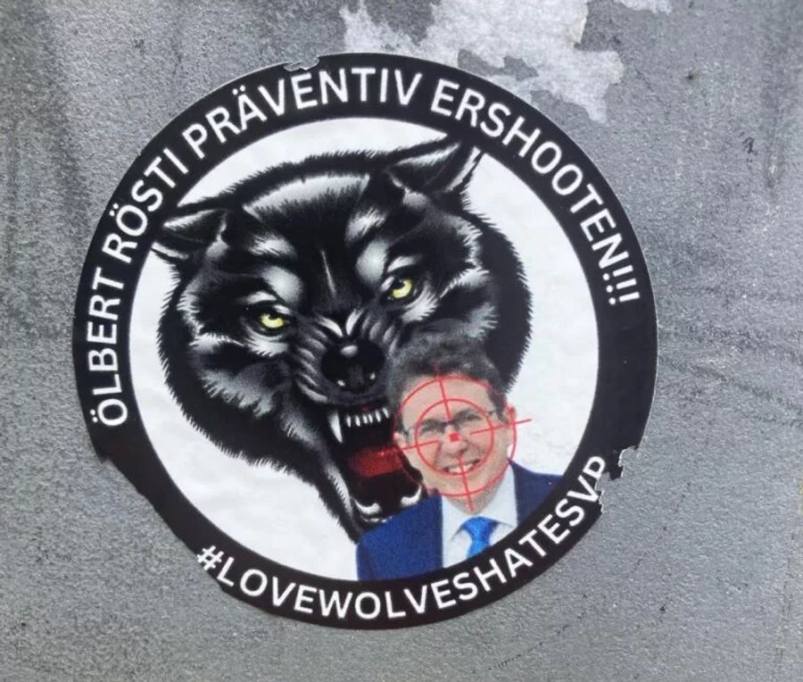 An Berner Strassenlaternen sind besorgniserregende Aufkleber mit einer klaren Botschaft aufgetaucht: «Ölbert Rösti präventiv ershooten!!!», steht auf dem Sticker.