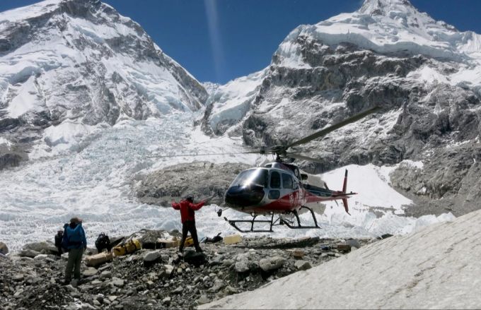 Ein Rettungshelikopter landet auf dem Mount-Everest-Basislager, nachdem drei Menschen gestorben und zwei vermisst sind. (Archivbild) mount everest tote bergung