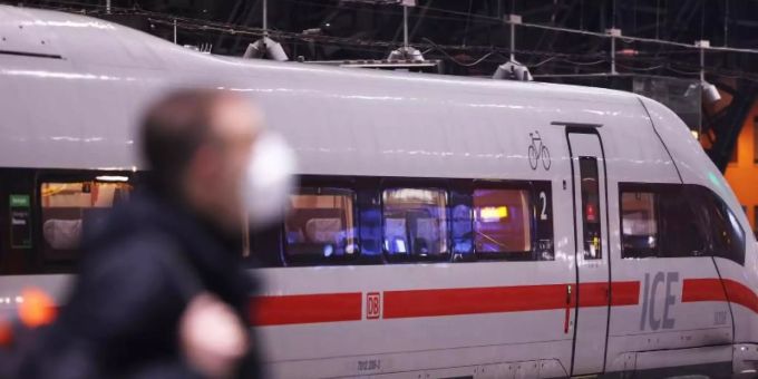 Ab Mitte der Woche könnte in Bussen und Bahnen 3G gelten. Fahrgäste müssen dann mit Stichproben-Kontrollen rechnen. Foto: Oliver Berg/dpa Ab Mitte der Woche könnte in Bussen und Bahnen 3G gelten. Fahrgäste müssen dann mit Stichproben-Kontrollen rechnen. Foto: Oliver Berg/dpa