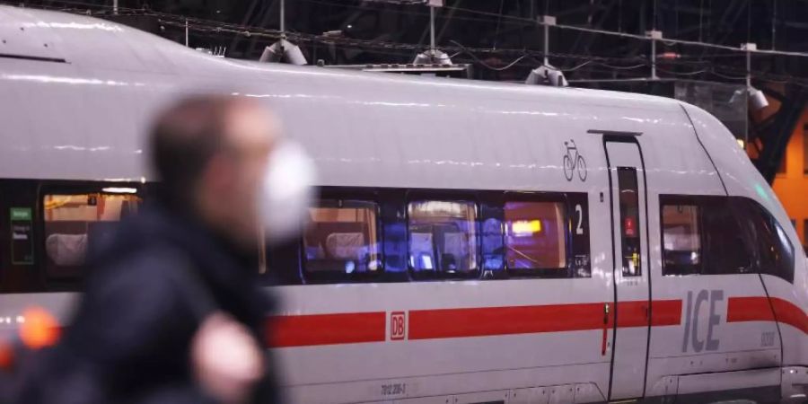 Ab Mitte der Woche könnte in Bussen und Bahnen 3G gelten. Fahrgäste müssen dann mit Stichproben-Kontrollen rechnen. Foto: Oliver Berg/dpa