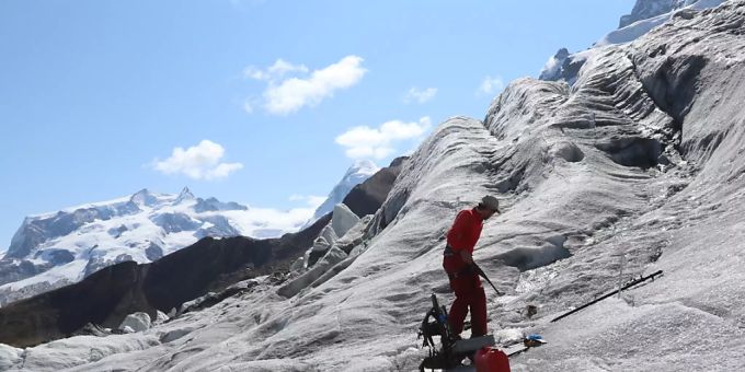 Auf dem Theodulgletscher oberhalb von Zermatt wurde der erste Gletscherfund mit Hilfe der Applikation IceWatcher geortet . Auf dem Theodulgletscher oberhalb von Zermatt wurde der erste Gletscherfund mit Hilfe der Applikation IceWatcher geortet .