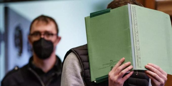 Der Angeklagte wurde zu einer Jugendstrafe von sieben Jahren verurteilt. Foto: Axel Heimken/dpa Der Angeklagte wurde zu einer Jugendstrafe von sieben Jahren verurteilt. Foto: Axel Heimken/dpa