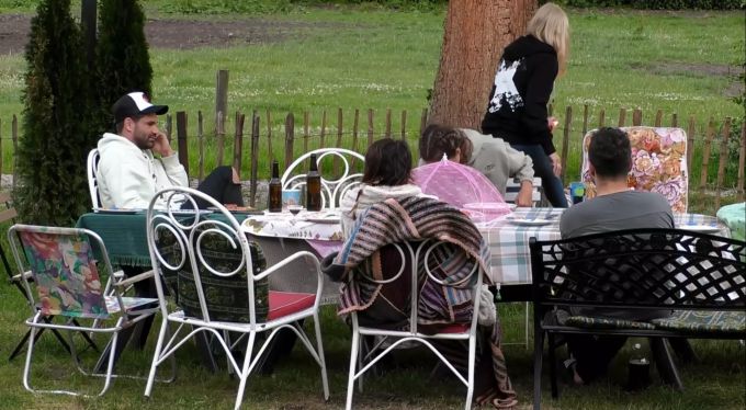 «Das Sommerhaus der Stars»: Michelle nutzt ihr Mückenspray. Das Sommerhaus der Stars