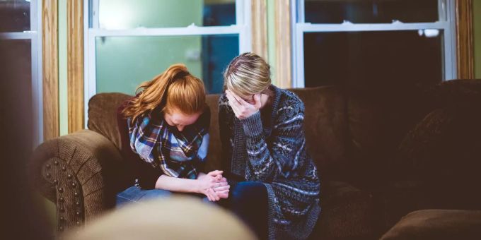 Seelische Belastungen werden ganz unterschiedlich verarbeitet. Zwei Frauen
