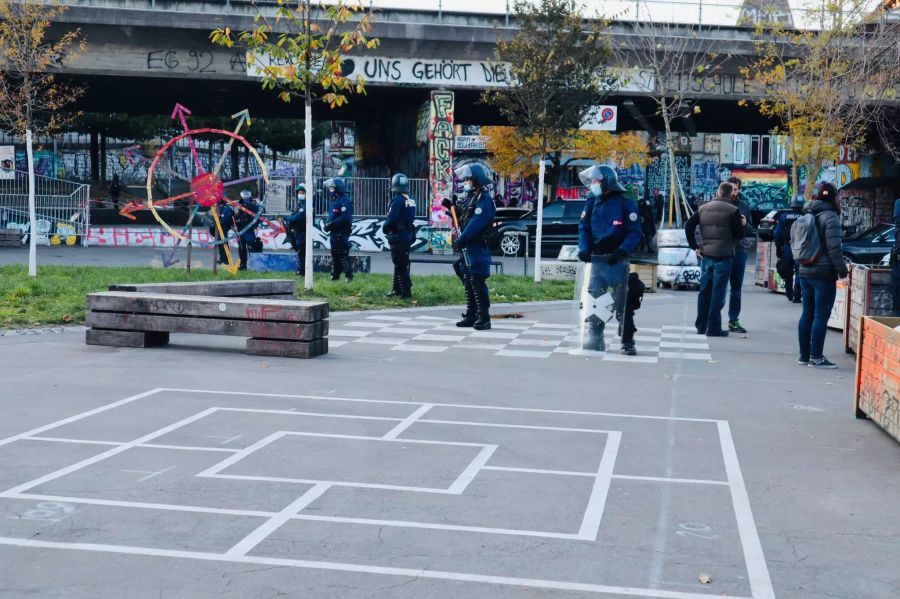 Die Polizei ist in Vollmontur vor Ort.