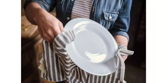 Das Geschirr von Hand abzuwaschen, ist kostenintensiver. geschirr