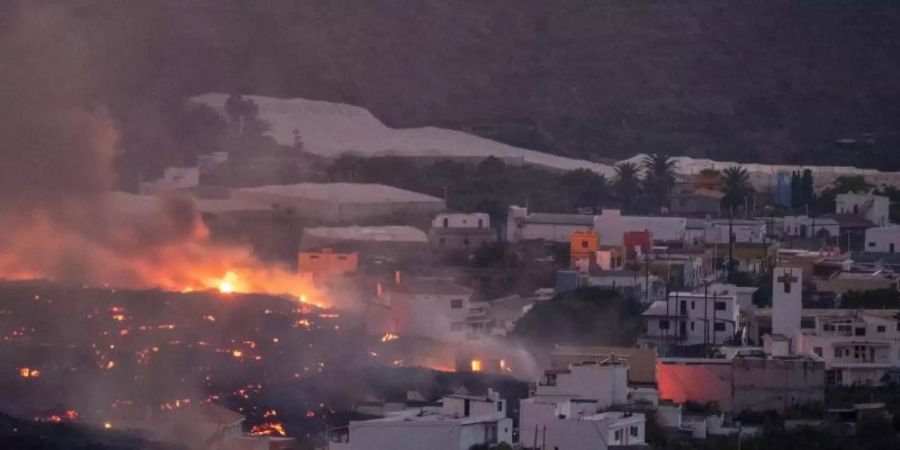 Lavaströme aus dem Vulkan zerstören Häuser im Viertel La Laguna auf der Kanareninsel La Palma. Foto: Saul Santos/AP/dpa