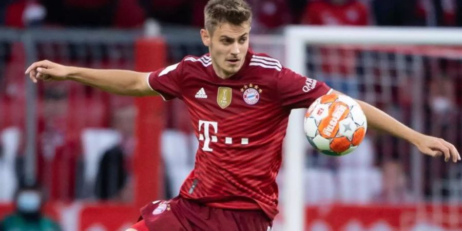 Der FC Bayern München und das Talent Josip Stanisic haben ihre Zusammenarbeit vorzeitig um zwei weitere Jahre verlängert. Foto: Sven Hoppe/dpa