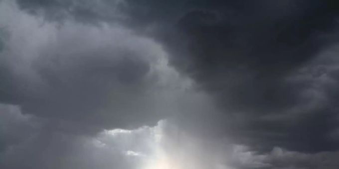 Dunkle Wolken ziehen über die Bankentürme und Hochhäuser während der Regen über der Bankenstadt einsetzt. (Archivbild). Foto: Arne Dedert/dpa Dunkle Wolken ziehen über die Bankentürme und Hochhäuser während der Regen über der Bankenstadt einsetzt. (Archivbild). Foto: Arne Dedert/dpa